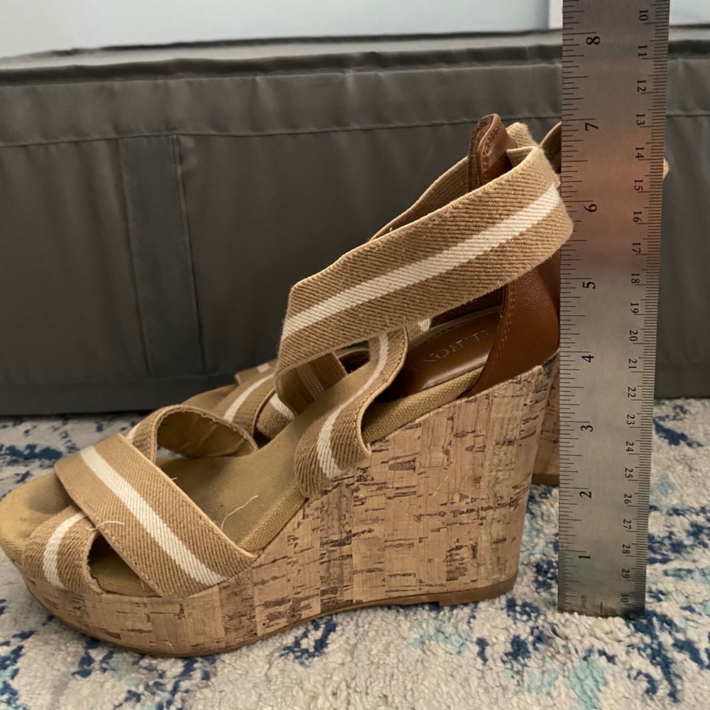 Cream/Tan Summer Wedges